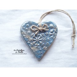Coeur Katele en céramique, couleur bleu gauloise, impressions flocons, à suspendre