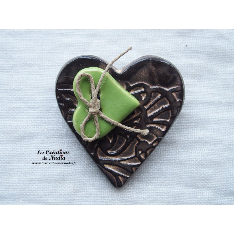 Broche coeur en céramique couleur crème brûlée